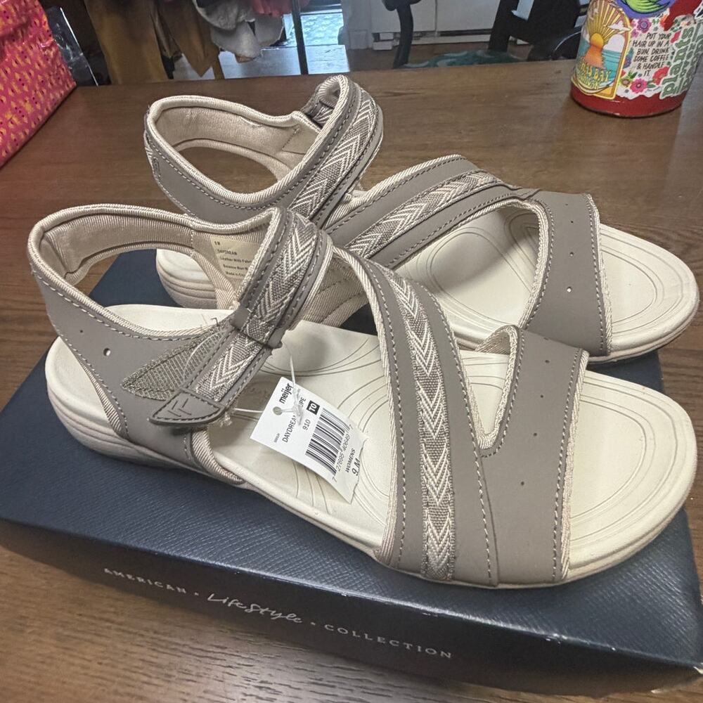 NIB Dr. Scholl's Daydream Taupe Strappy Sandals Size 9